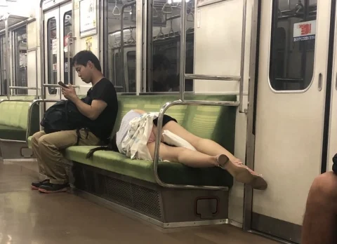 img 5f902582e5946 - 【パンチラ】電車で疲れて大股開いて寝ている女の子20枚