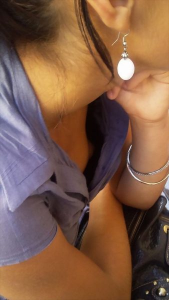 乳首チラ 胸チラ おっぱい 盗撮エロ画像 11 R 338x600 - 乳首チラ_胸チラ_おっぱい_盗撮エロ画像_11_R